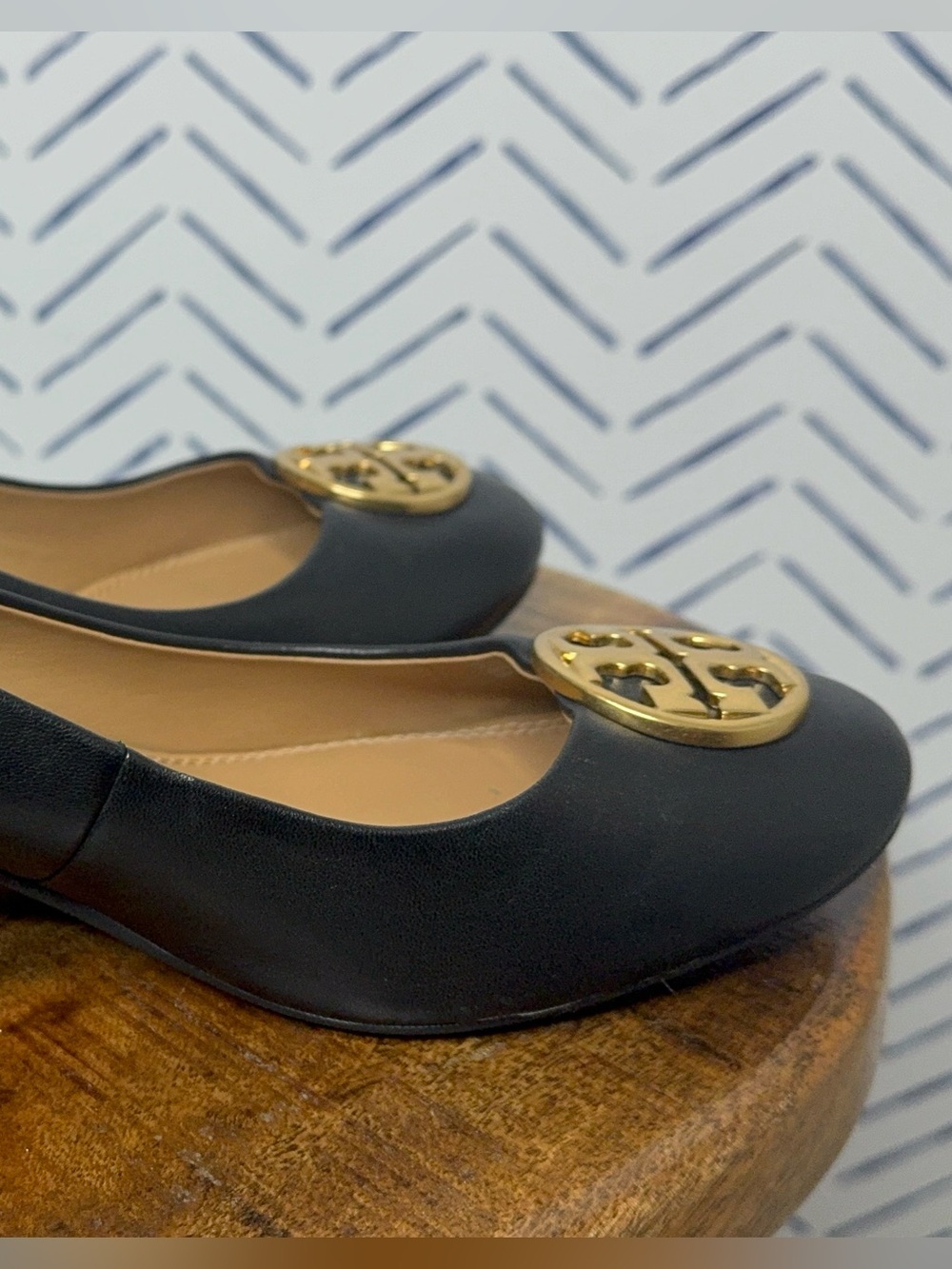 Tory Burch Black Leather Block Heel Pumps Gold Logo Medallion Excellent Size 8.5 - Picture 11 of 11